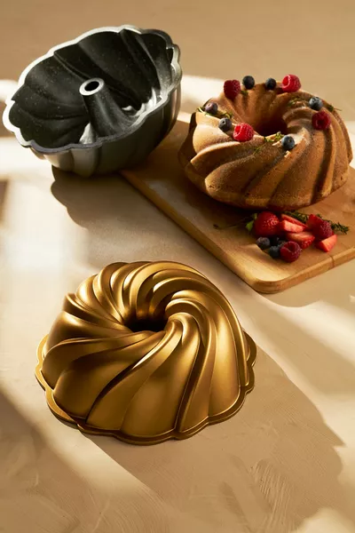 New Twisted Cake Mold Gold