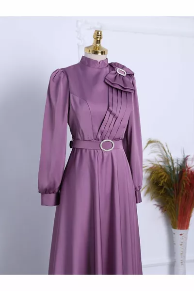 Abendkleid aus Satin aus Satin mit Brosche mit Schleife und Stein mit Gürtel