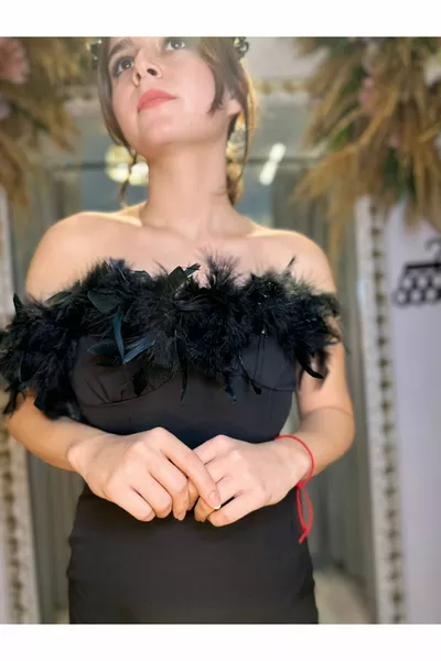 Midi-langes schwarzes Abendkleid mit Schlitz und Federn