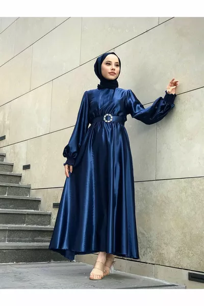 Сатенена вечерна рокля с балон ръкав тъмносиня