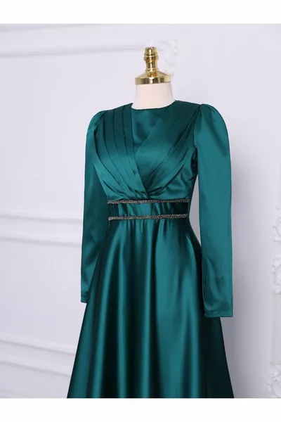 Perlenbesetzte Abendkleider aus Satin mit drapierter Vorderseite und perlenbesetzter Taille