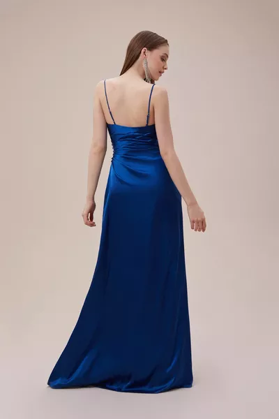 Middernachtblauwe satijnen jurk met smalle bandjes en splitten