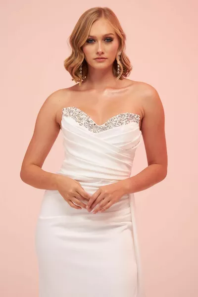 Екрю сатенена каменна дълга вечерна рокля без презрамки