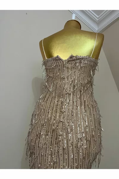 فستان ذهبي بالترتر بشرابات