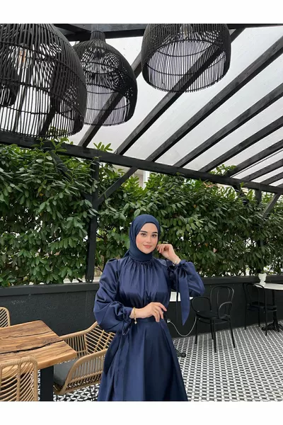 ليا مساء اللباس الأزرق الداكن