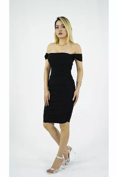 بواسطة سبعة الشراع المرأة الزمرد رايات مكشوفة الكتف مساء اللباس