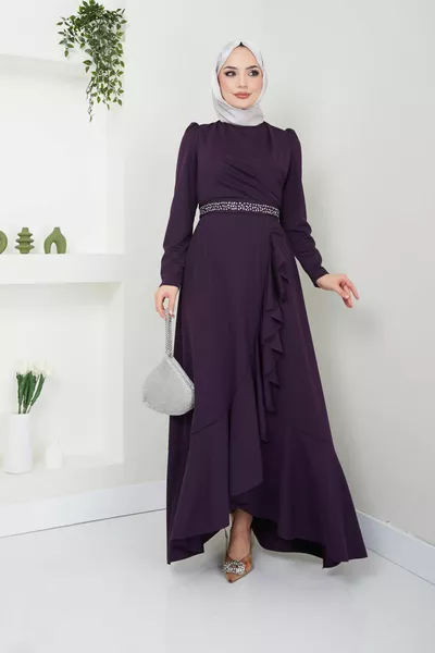 Вечернее платье в хиджабе с юбкой с воланами и поясом с камнями 