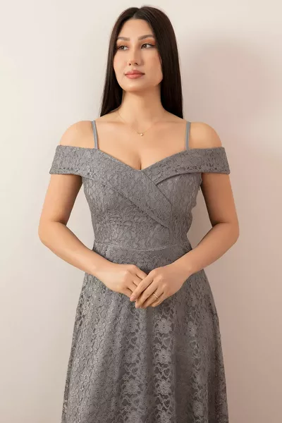 Madonna Yaka Askılı Uzun Dantel Abiye Elbise 