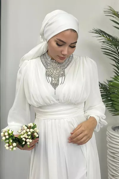 Chiffon Abendkleid weiß mit Steinstickerei im Nacken