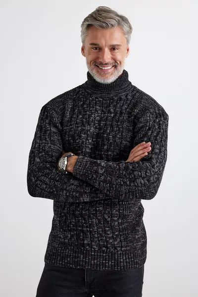 كنزة رجالية صوفية سميكة بحياكة ضيقة وبتصميم واقف برقبة عالية ونقشة مثل البقلاوة مع جدائل شعر