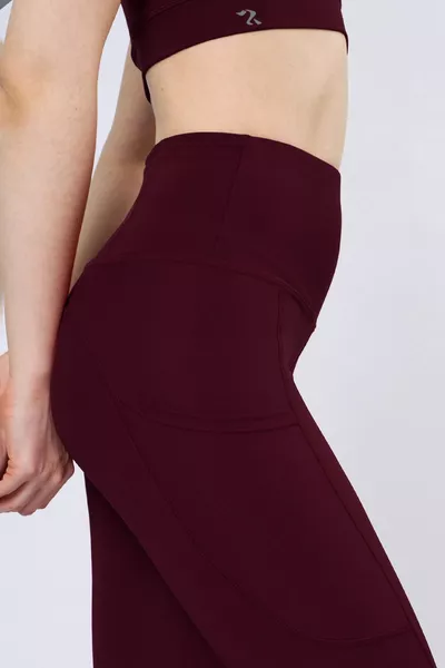 سروال كابري رياضي يوغا نسائي عالي الخصر بلون برقوقي داكن مع جيوب من SNC