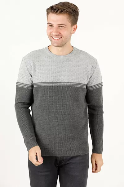 Серый мужской свитер с круглым вырезом
