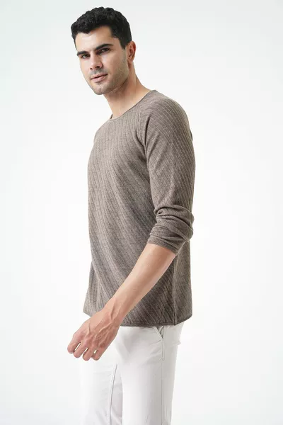 كنزة رياضية رفيعة محبوكة بتفاصيل مضلعة و ياقة بولو رجالية 