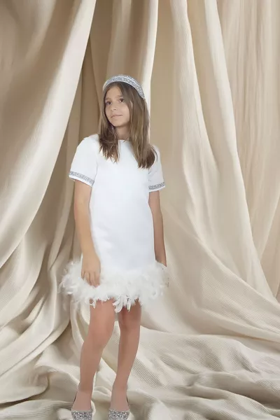 Robe de soirée courte pour fille en satin blanc avec détails en plume