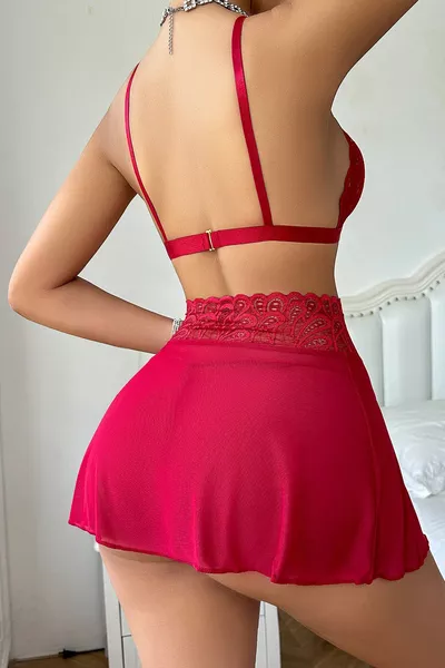 Completo donna con gonna e dettagli in pizzo sul corpetto rosso e sulla vita