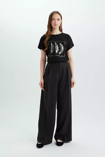 Тениска с къси ръкави с редовно прилягане и обикновено деколте с щампа SP