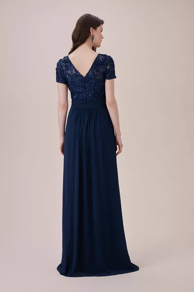 Lange plus size jurk met korte mouwen en marineblauwe kanten geborduurde chiffon rok