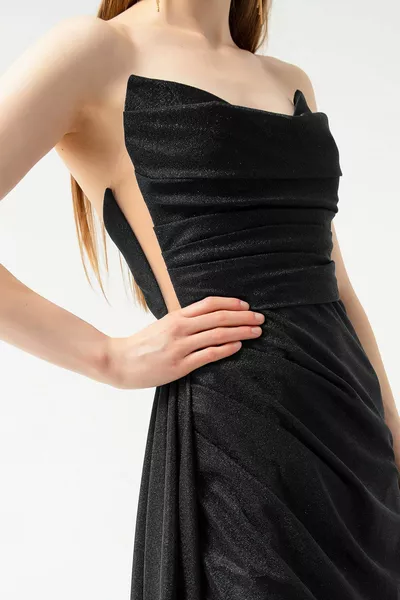 المرأة السوداء الصدر رايات شق بريق مساء اللباس