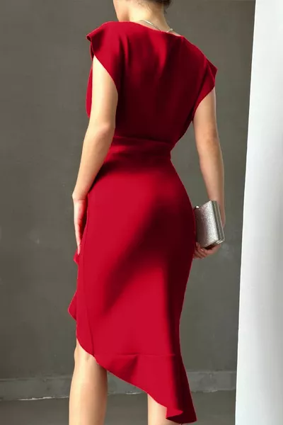 فستان سهرة بورجوندي بفتحة وتفصيل كشكش