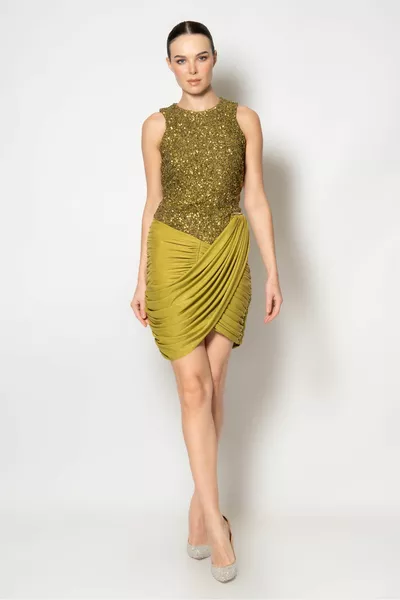 Short evening dress with zipper at the waist and knitted sequin bottom