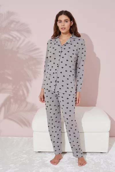طقم بيجامة قطني بأزرار مع رسمة قلب رمادي