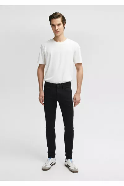 جيمس s الجينز الأسود 