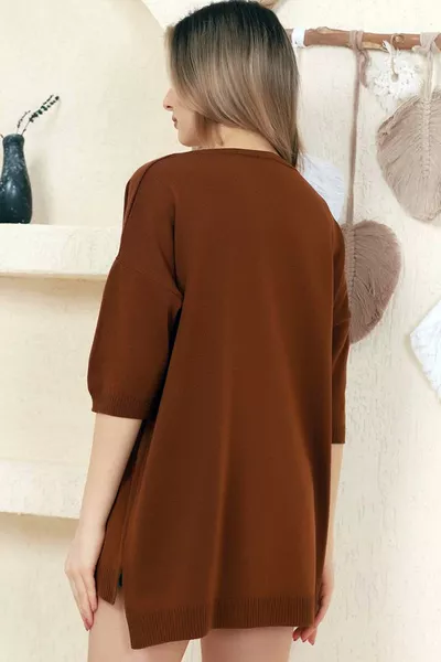 V-hals, halve mouw tot net onder de elleboog, achterkant langer dan voorkant, met split, losse pasvorm, seizoensbasic, oversized trui