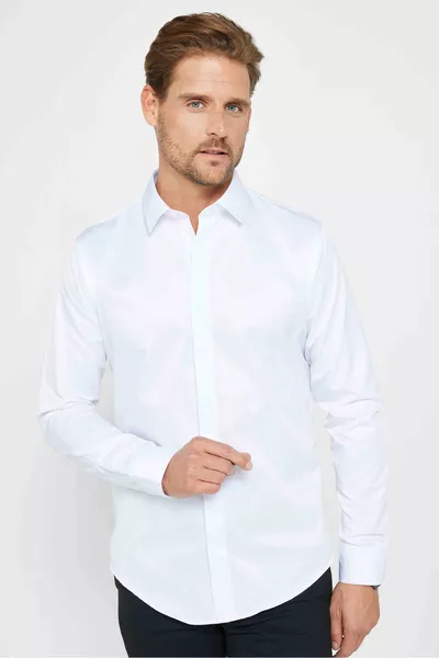 Chemise homme blanche à manches longues slim fit avec patte de boutonnage cachée et dos plissé