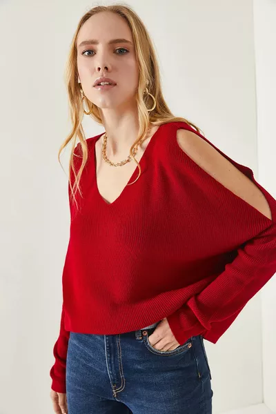 Женская бордовая трикотажная блузка свободного кроя с V-образным вырезом и открытыми плечами 