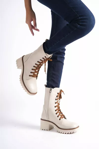 Olji Schnürstiefel aus beigefarbenem Fell