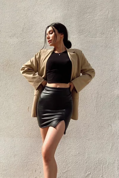 Schwarzer Sommer-Mini-Lederrock aus Stoff mit Schlitzen