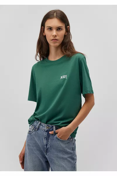 تي شيرت أخضر مطبوع بشعار عادي / قصة عادية 