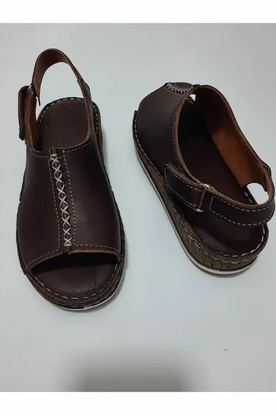 Modello tutto in vera pelle comodo e vestito, sandali di colore marrone.