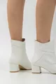 Stivali bianchi da donna dettagliati con motivo a linee
