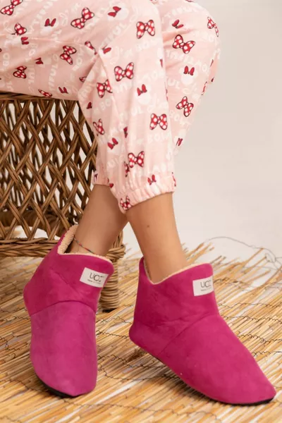 Меховые сапоги внутри дома