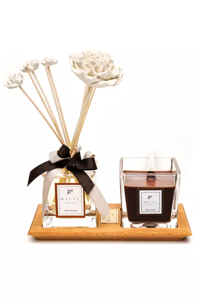 مجموعة شموع وعطر غرفة باللون الكهرماني الداكن مع صينية خشبية صلبة