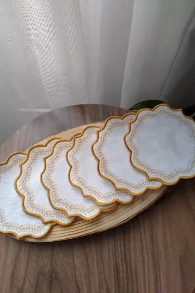 6 tovaglioli da cocktail e sottobicchieri da caffè ricamati su tessuto di lino.