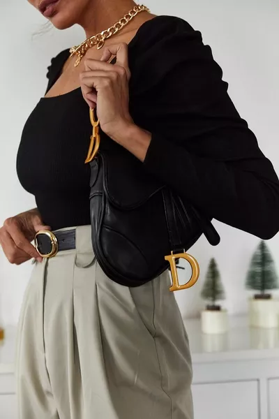 بلوزة نسائية سوداء بأكمام يو بياقة 