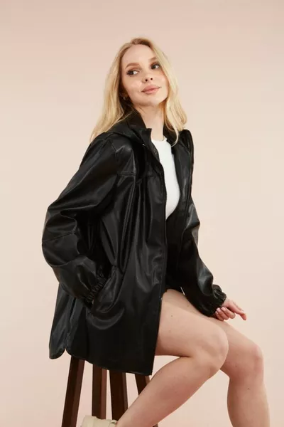 المرأة سترة جلدية طويلة مقنعين سوداء