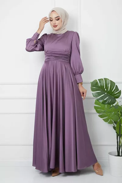 Вечерна рокля с колан с плисиран детайл на талията К. Люляк 