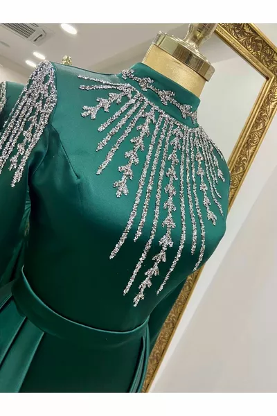 Robes de soirée en satin émeraude avec pierres