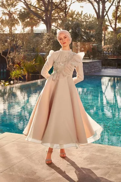 PAILLETTENBESTICKTES ABENDKLEID MIT RÜSCHEN 