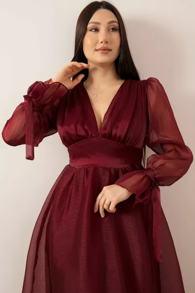 Robe longue en mousseline de soie Janjan à col en V détaillée 