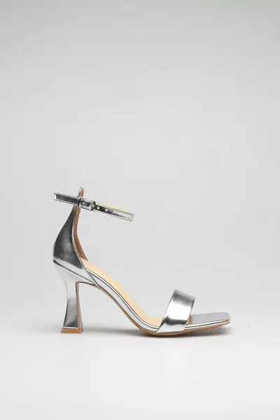 Вечерние платья с тупым узором и одной толстой лентой