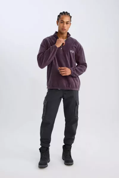 سويت شيرت من الفرو بطباعة، ياقة مستقيمة، مقاس عادي مريح، موديل Comfort AU