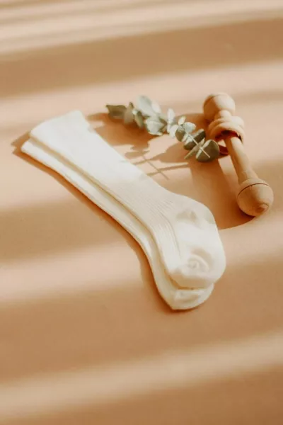 جوارب طفل كريمية بطول الركبة