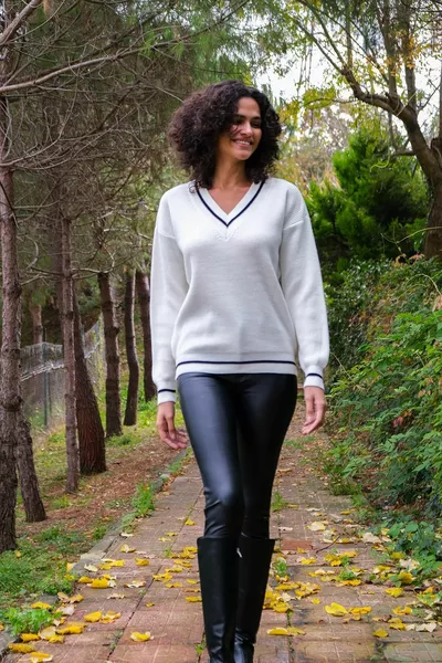 Kadın Ekru V Yaka Kontrast Çizgi Detaylı Rahat Kalıp Selanik Triko Kazak 