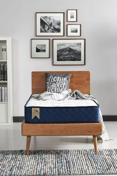 Синьо единично легло с пухкава платнена материя