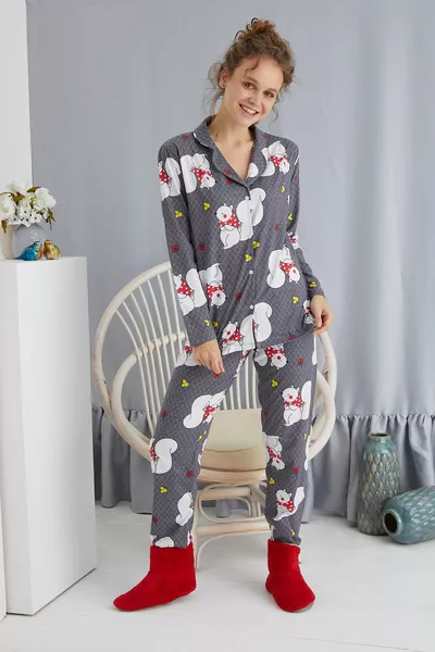 طقم بيجامة بأزرار