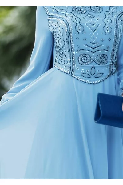 Abito da sera blu ricamato con dettagli da donna 